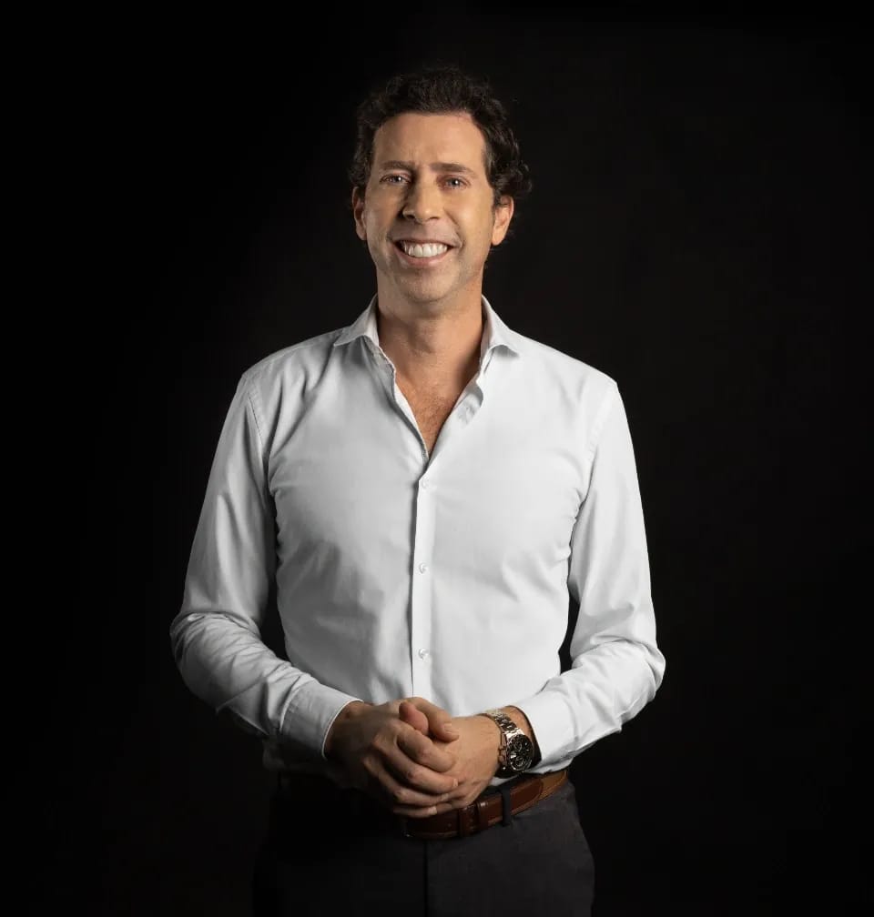 Dr Adriano Carreira