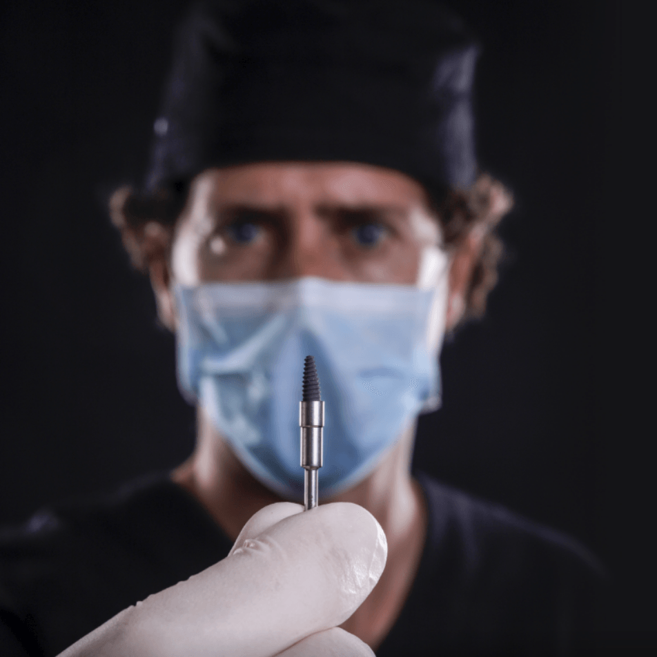 Como é feita a colocação de implantes dentários? 